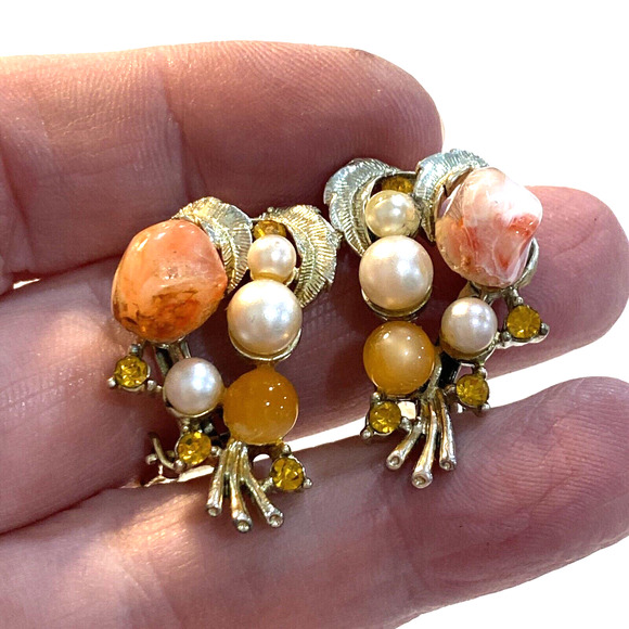 Vintage clip on earrings mid century goldtone faux pearl peachy orange beads - Picture 3 of 3